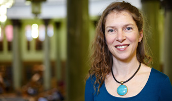 
			Dr 			Cécile 			De Cat 