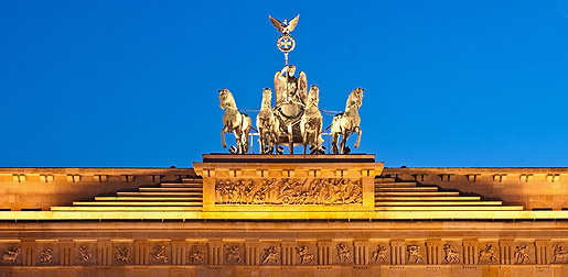 a monument at the reichstag building