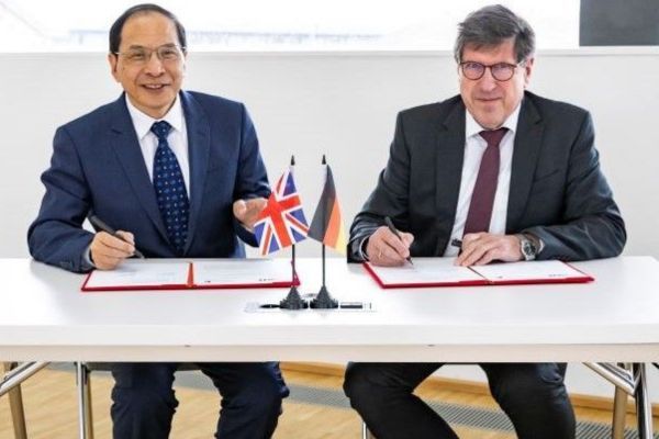 Professor Hai-Sui Yu, Interim Vice-Chancellor and President of the University of Leeds and Professor Thomas Hirth, Vice-President Transfer and International Affairs at Karlsruhe Institute of Technology signing an agreement.