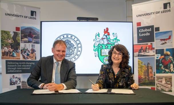 Professor Dr. Hauke Heekeren and Professor Simone Buitendijk sign a document while seated at a table