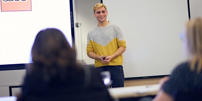Zak Kushner pitching to the panel of experts at LUBS Entrepreneurship Awards