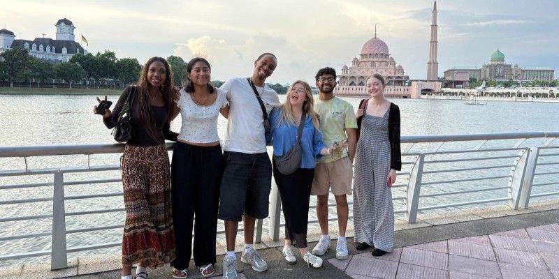 6 University of Leeds students stood in front of the Putra Mosque in Malaysia.