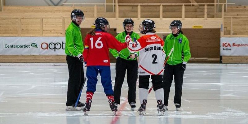 Nina Brown and the Swiss captain before playing the opening game of the 2022 Bandy world championships, pictured on the ice rink.