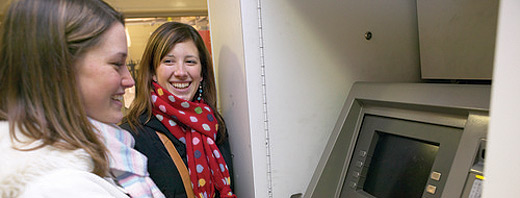 students_at_cash_machine