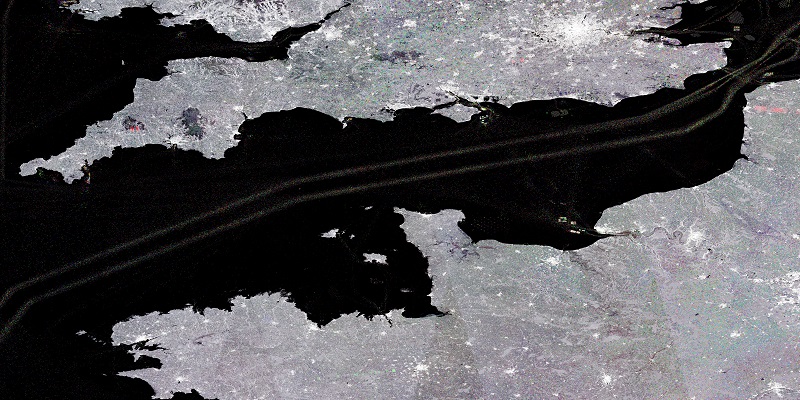 Sentinel-1 amplitude image of ship tracks in the English Channel.