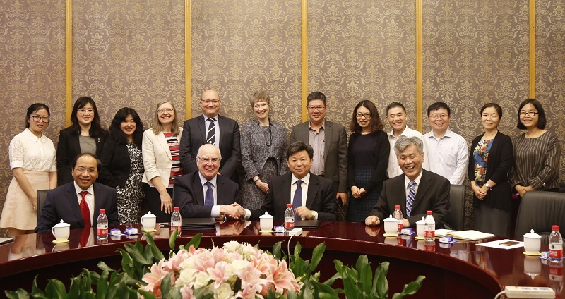 Vice-Chancellor Sir Alan Langlands signs a memorandum of understanding with President Yany Renshu, China University of Mining and Technology in Beijing