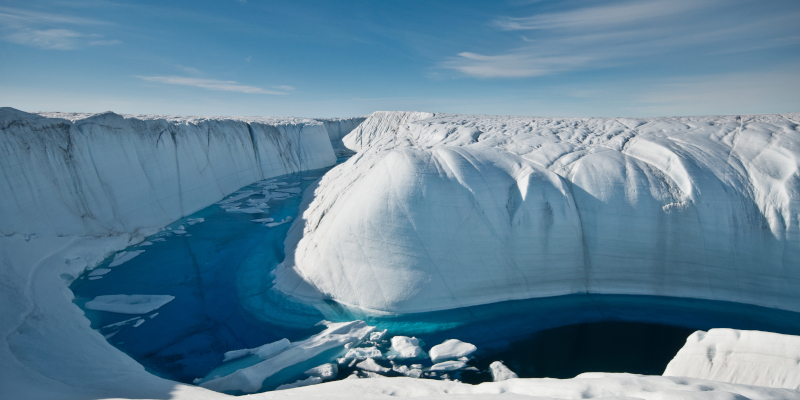 canal criado pelo fluxo de gelo derretido na Groenlândia