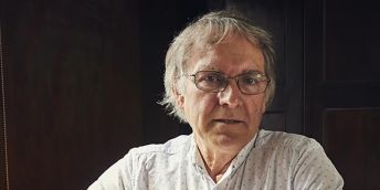 Leeds alum, Geoff Boxshall wearing a white shirt and glasses.