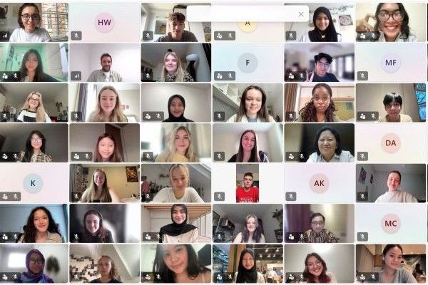 A Teams meeting screen showing many student faces