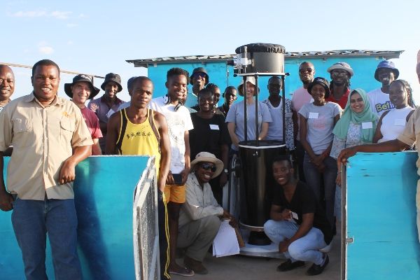 肯尼亚学生、导师和工作人员小组，携带40厘米光学望远镜