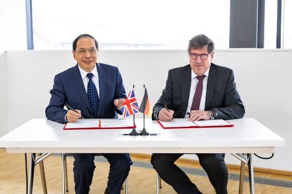Signing of strategic partner agreement by Professor Hai-Sui Yu, Provost and Deputy Vice-Chancellor of the University of Leeds, and Professor Thomas Hirth, Vice-President Transfer and International Affairs at Karlsruhe Institute of Technology,