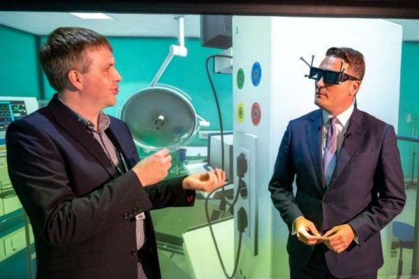 Wes Streeting, Secretary of State with a virtual reality headset on talking to Peter Woodthorpe and Dr Yee Mun Lee.