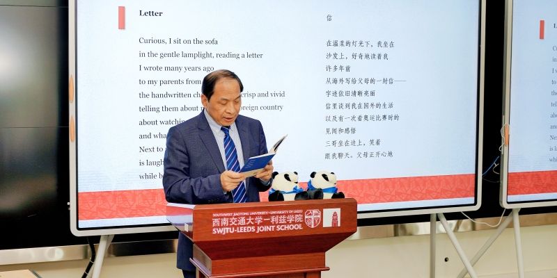 Professor Hai Sui Yu reads a poem at the festival.