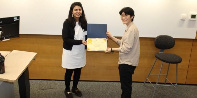 Yuriko Iyama receiving the poster presentation award.