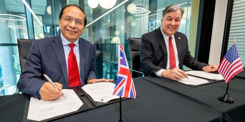 the partnership agreement was signed by UGA Associate Provost for Global Engagement Martin Kagel and Professor Hai Sui Yu, Provost and Deputy Vice-Chancellor of the University of Leeds.