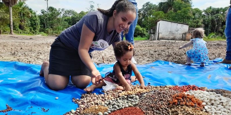 Milene Alves de Oliveira Lima, a Xingo Seed Network collector, and child with Amazonian seeds.