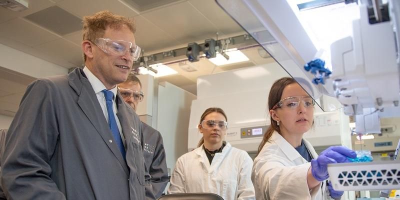Grant Shapps, the Business Secretary, touring a lab at the Henry Royce Institute