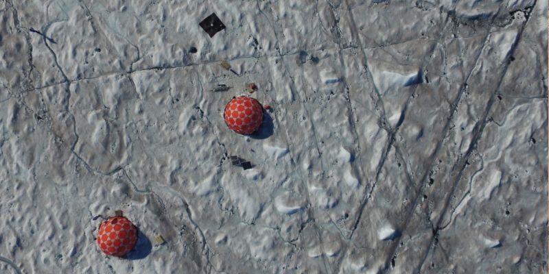 Research camps next to Greenland's algal bloom