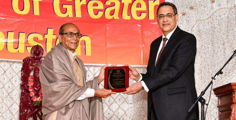 Madan Luthra receiving the 2020 Akhil Chopra Unsung Heroes award from Aseem R. Mahajan, Consulate General of India, Houston
