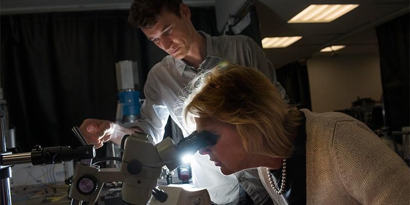 Anna Soubry learns about quantum cascade lasers from Dr Josh Freeman