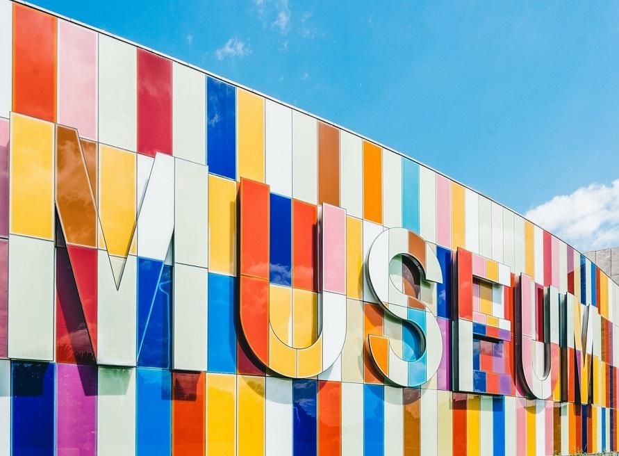 Colourful sign that reads &#039;Museum&#039;