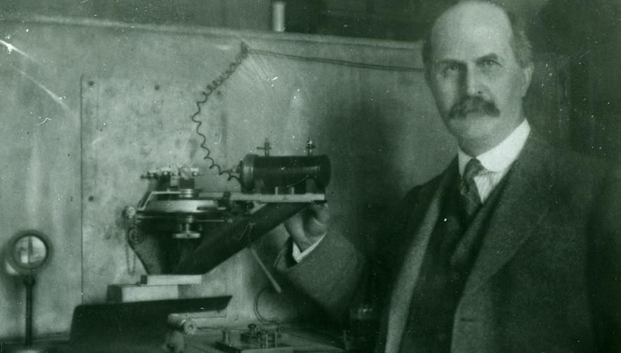 Sir William Henry Bragg with a spectrometer in 1922.